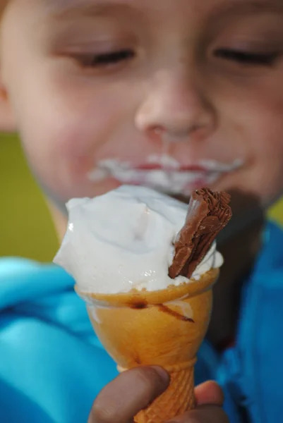 Criança comendo grito de gelo no parque — Fotografia de Stock