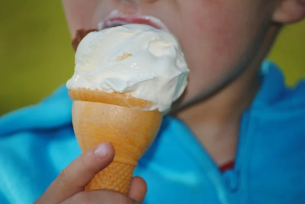 Criança comendo grito de gelo no parque — Fotografia de Stock