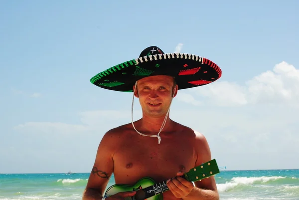 Man in sombrero playing guitar — Stock Photo, Image