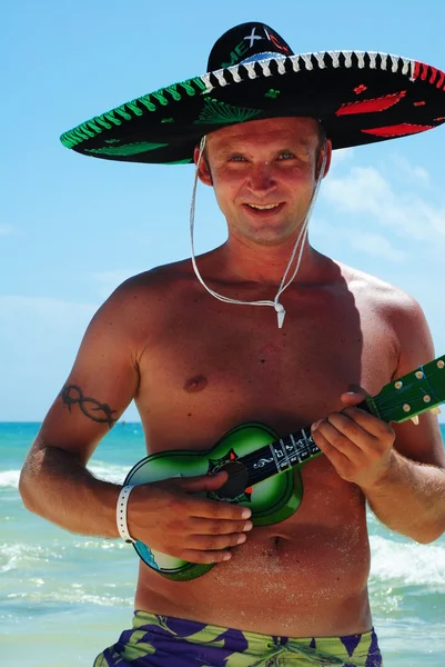 adam gitar çalmaya sombrero