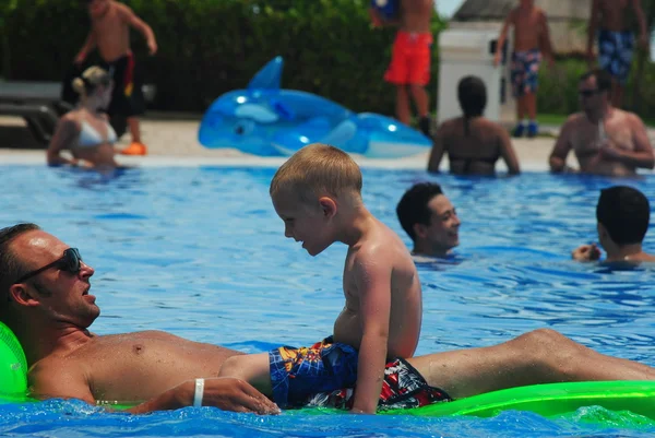 Pai e filho na piscina — Fotografia de Stock