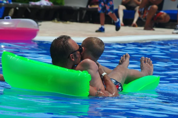Pai e filho na piscina — Fotografia de Stock