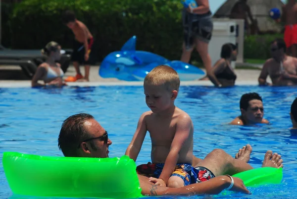 Pai e filho na piscina — Fotografia de Stock