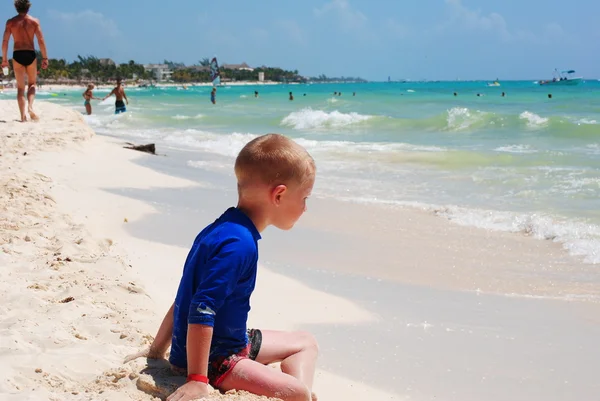 Bambino sulla spiaggia Foto Stock
