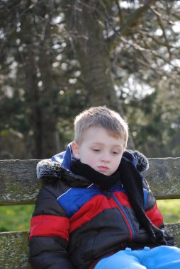 soğuk bir gün dışarıda şirin çocuk