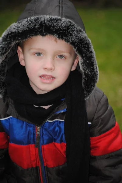 Schattige jongen buiten in de koude dag — Stockfoto