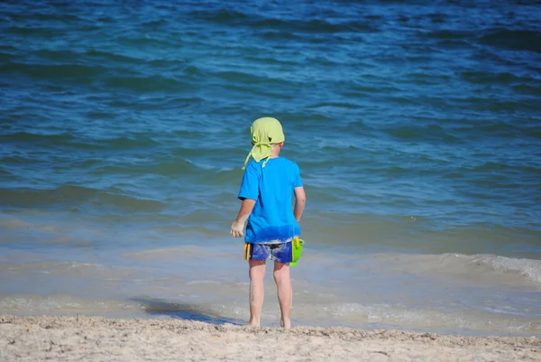 Sahilde mutlu çocuk