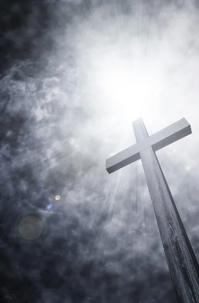 Cruz en el cielo oscuro — Foto de Stock