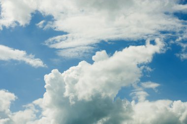 Mavi gökyüzündeki bulutlar