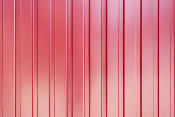 Красные гофрированные металлические стены — стоковое фото