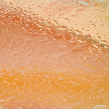 Su bardağa düşer.