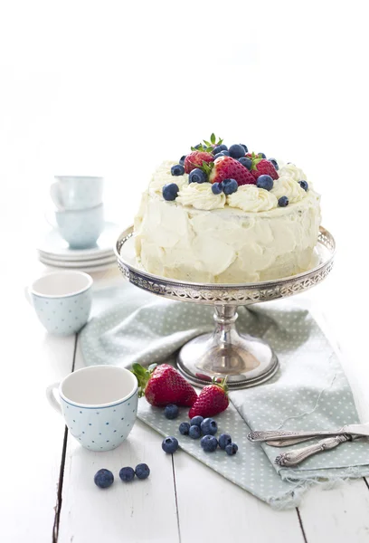 Ciasto z biały lukier i świeże jagody — Zdjęcie stockowe