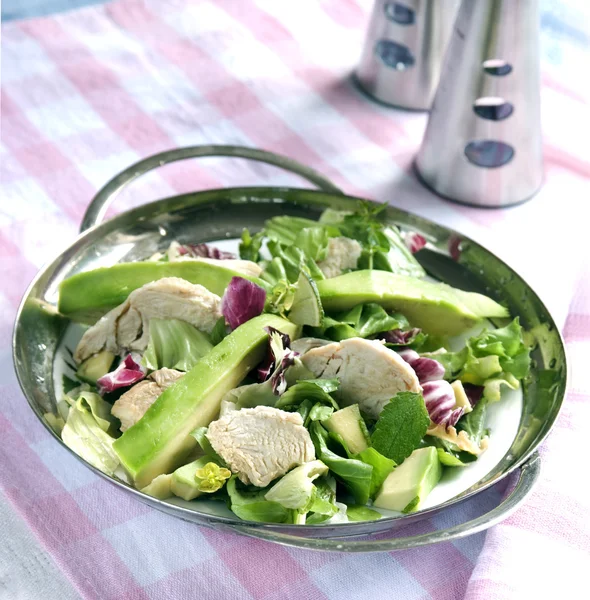 Abacate e salada de frango — Fotografia de Stock