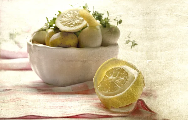 Vintage vida imóvel simples com limão, cebola e batatas — Fotografia de Stock
