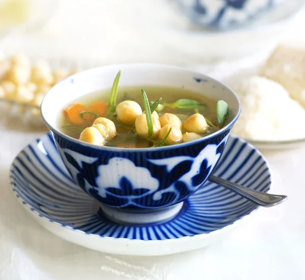 Caldo claro com massa frita pérola e alecrim — Fotografia de Stock