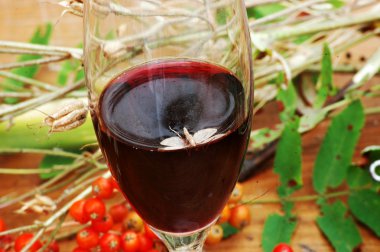 Güve ve kırmızı şarap cam açık