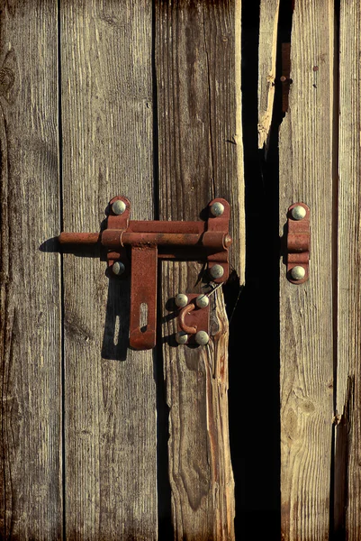 Eisenbolzen an Holztür — Stockfoto