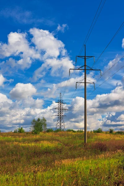 Lignes à haute tension et ciel nuageux — Photo