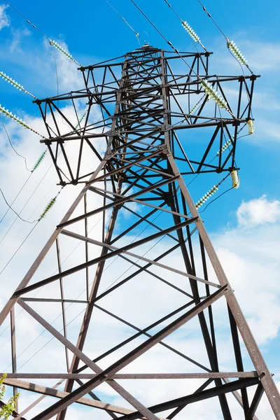 Linee ad alta tensione e cielo blu — Foto Stock