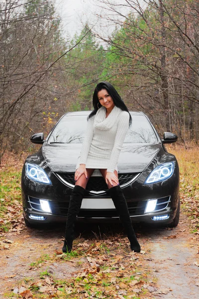 Bella donna e auto — Foto Stock
