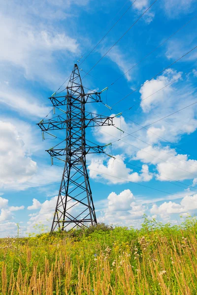 Lignes à haute tension et ciel nuageux — Photo