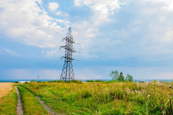 Hoogspanning lijnen en bewolkte hemel — Stockfoto