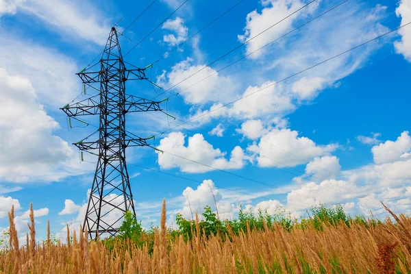 Hoogspanning lijnen en bewolkte hemel — Stockfoto