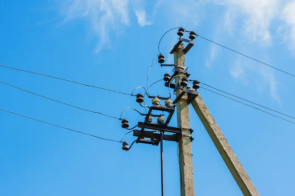 Poste elétrico com cabos de linha de alimentação — Fotografia de Stock