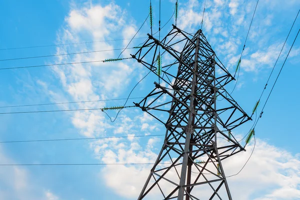 Lignes à haute tension et ciel nuageux bleu — Photo