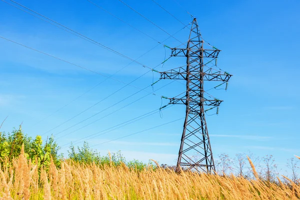 Hoogspanning lijnen en blauwe hemel — Stockfoto