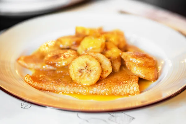 バナナのキャラメリゼとパンケーキ — ストック写真