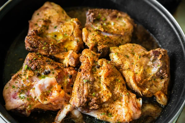 Huhn auf Pfanne — Stockfoto