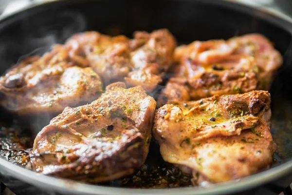 Huhn auf Pfanne — Stockfoto