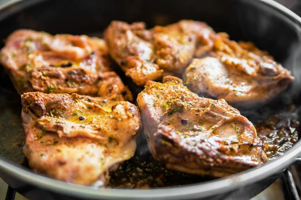 Huhn auf Pfanne — Stockfoto