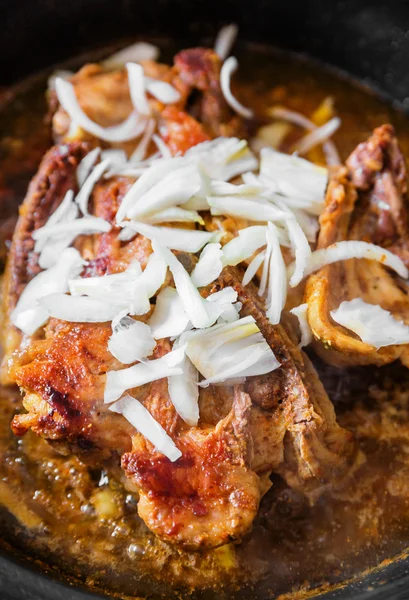 Frango com cebola na frigideira — Fotografia de Stock