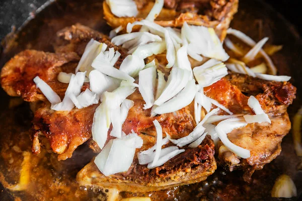 Pollo con cebolla en sartén — Foto de Stock