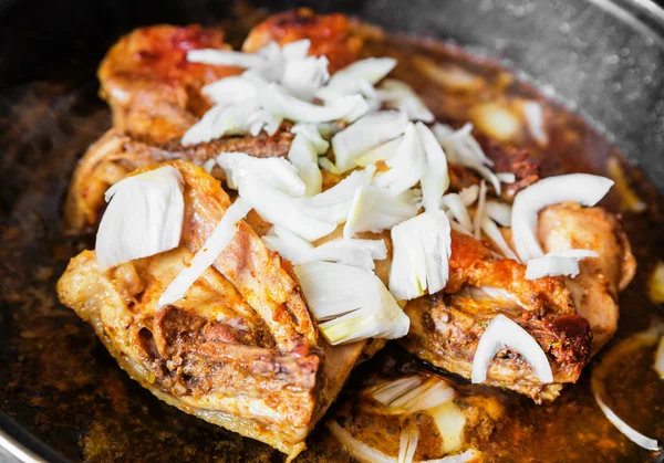 Hühnchen mit Zwiebeln in der Pfanne — Stockfoto