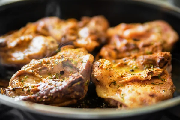 Huhn auf Pfanne — Stockfoto