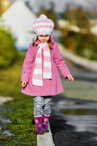 Chica joven caminando en el parque — Foto de Stock