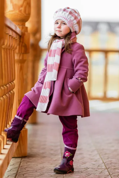 Young girl looking at camera — Stock Photo, Image