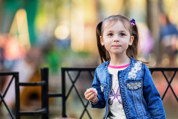 Bella bambina mangiare zucchero filato — Foto Stock