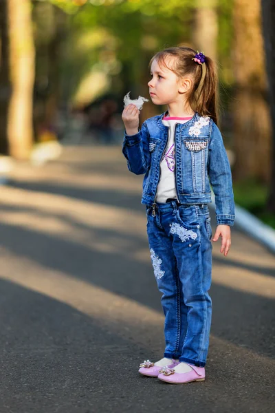 Bella bambina mangiare zucchero filato — Foto Stock