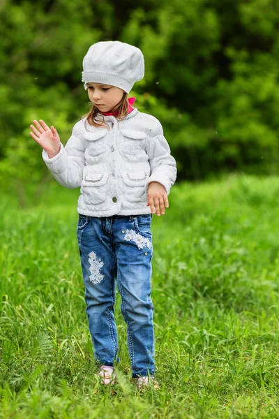 Ung flicka flaxa myggor bort — Stockfoto