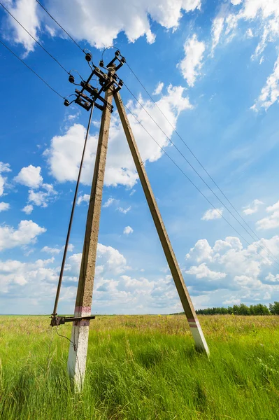 Powerline e céu nublado — Fotografia de Stock