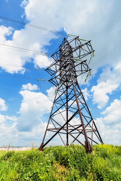 Hoogspanning lijn en bewolkte hemel — Stockfoto