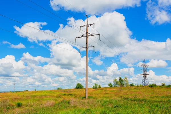 Hoogspanning lijn en bewolkte hemel — Stockfoto