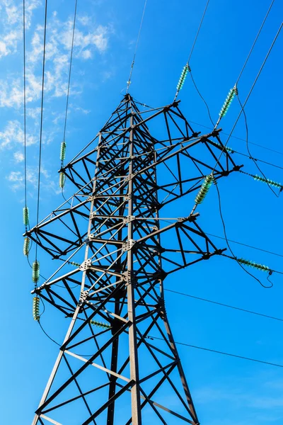 Hoogspanning lijn en blauwe hemel — Stockfoto