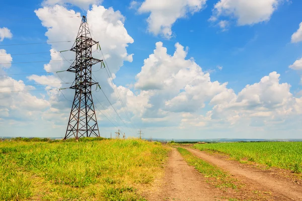 Hoogspanning lijn en bewolkte hemel — Stockfoto