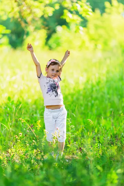 Young girl throwing her arms up — Stock Photo, Image