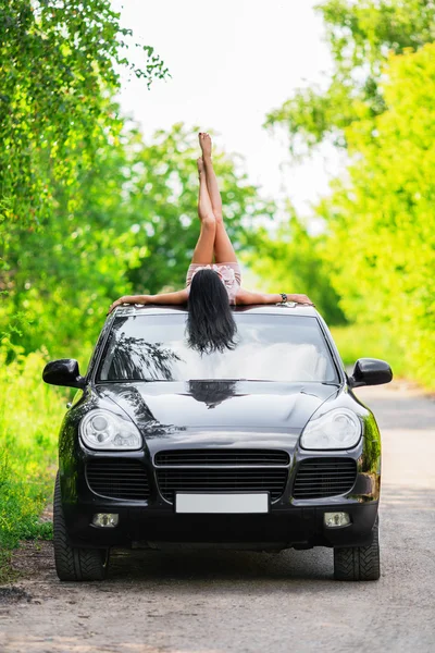 Mulher deitada no carro — Fotografia de Stock